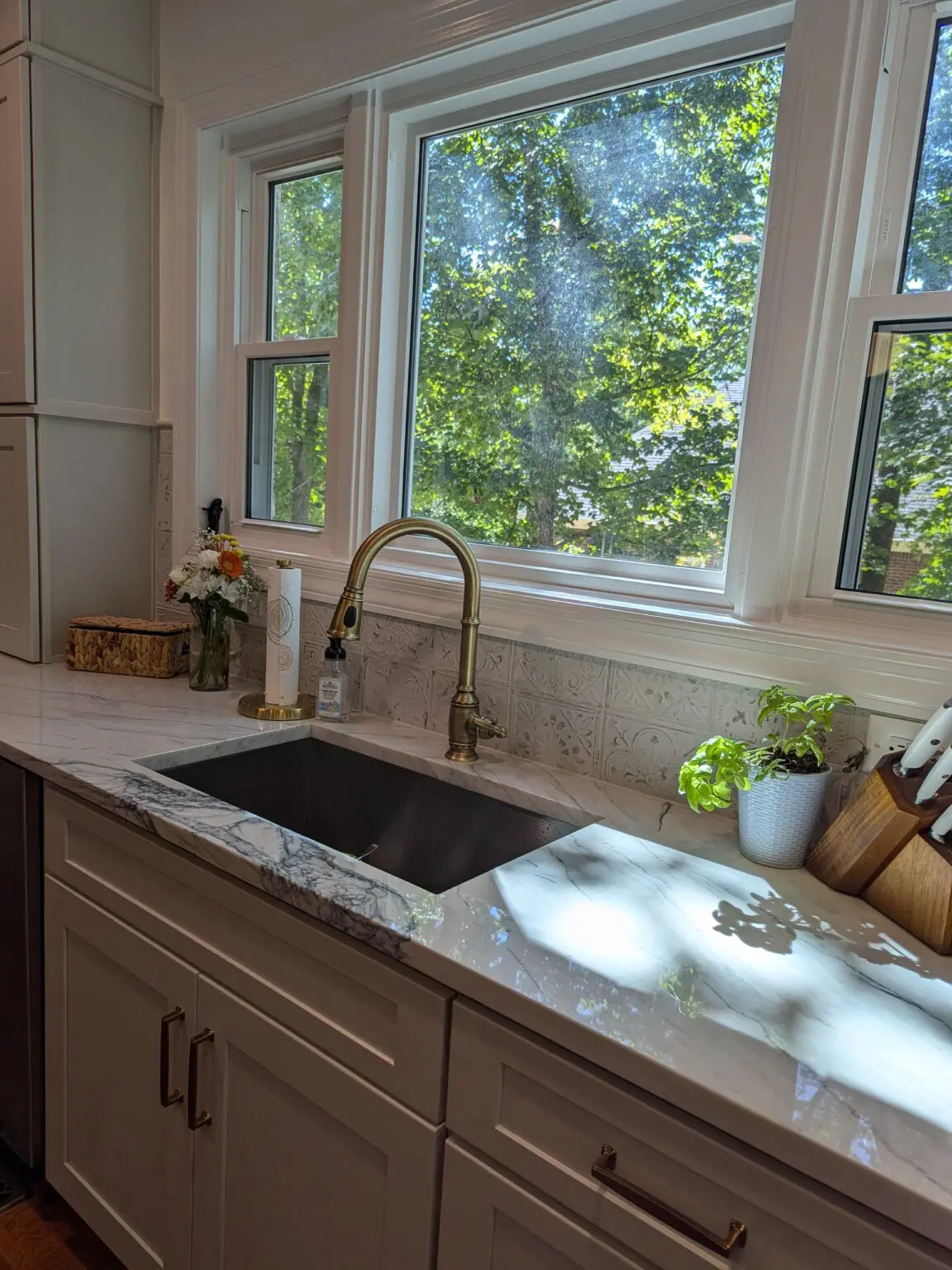 67feb6061011d_PXL_20241011_170034603 A kitchen with a sink and window in it