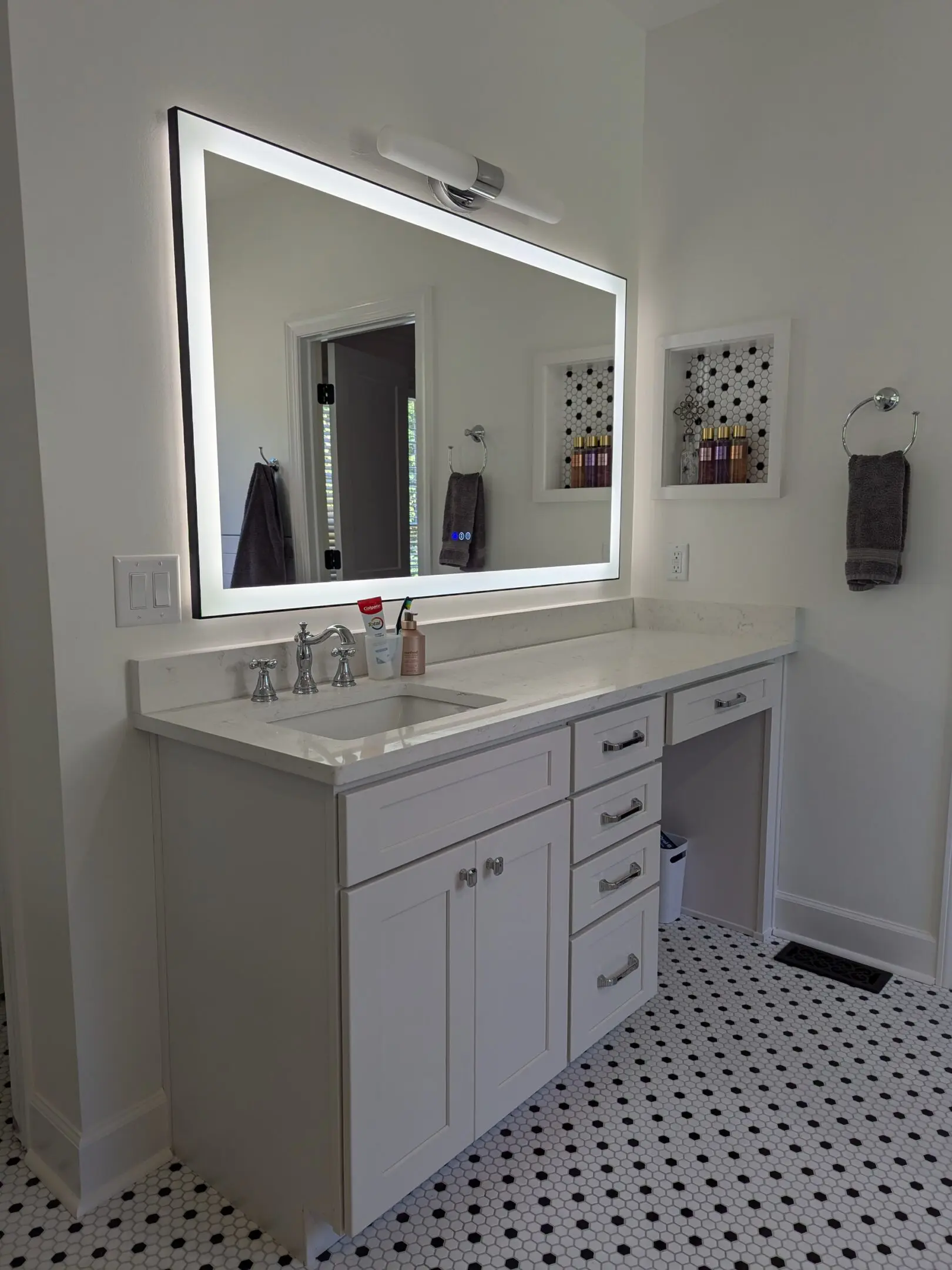 PXL_20241011_171559013 (1) A bathroom with two sinks and a large mirror.